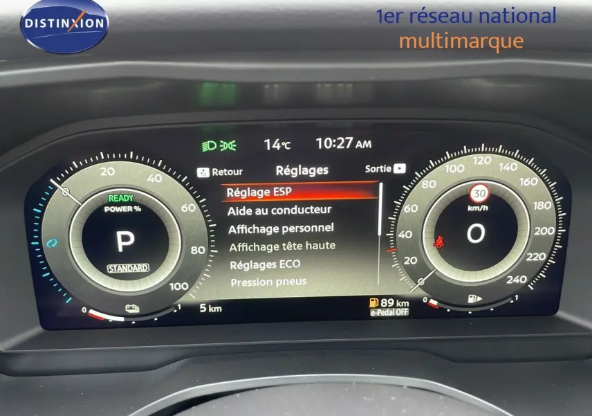 Tableau de bord numérique du Nissan Qashqai 2025 en mode réglages, affichant vitesse et état de la boîte auto.