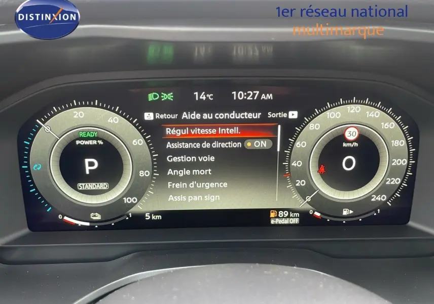 Tableau de bord numérique du Nissan Qashqai noir perle, affichant l'aide au conducteur et la vitesse à 0 km/h.