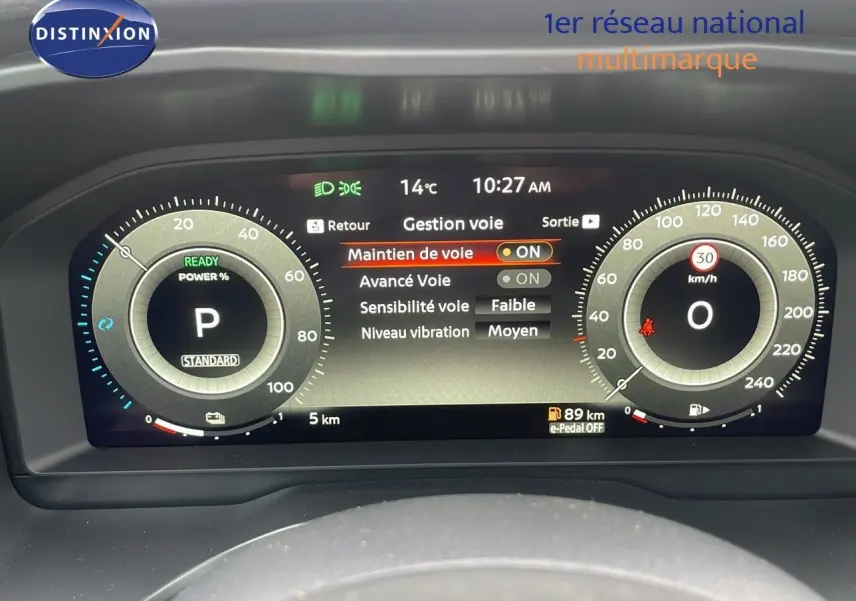 Tableau de bord numérique du Nissan Qashqai noir perle, affichant la gestion de voie et la vitesse à 0 km/h.
