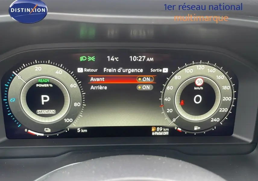 Tableau de bord numérique du Nissan Qashqai 2025 affichant la vitesse, la température et le frein d'urgence activé.