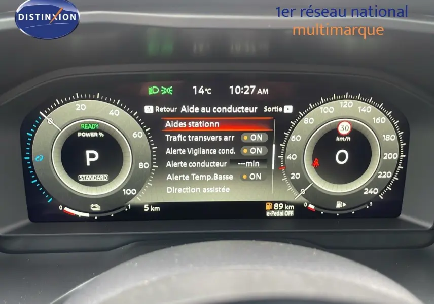 Tableau de bord numérique du Nissan Qashqai 2025 affichant les aides à la conduite et la vitesse à 0 km/h.