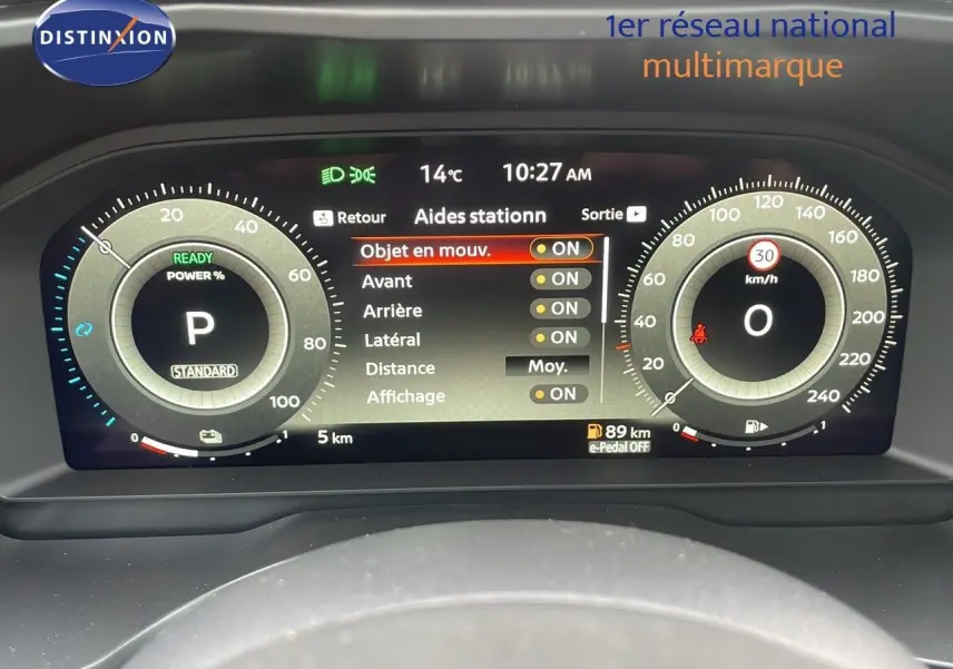 Tableau de bord numérique du Nissan Qashqai 2025 affichant les aides à la conduite et la vitesse à 0 km/h.