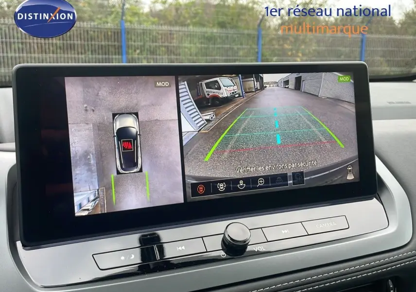 Écran intérieur du Nissan Qashqai noir perle métal montrant la caméra 360° et l'aide au stationnement en marche arrière.