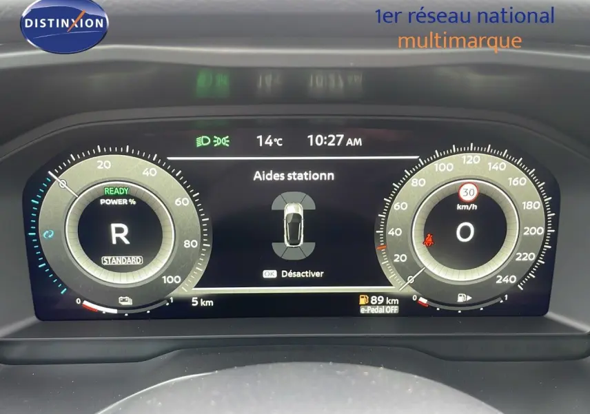 Tableau de bord numérique du Nissan Qashqai noir perle, affichant l'aide au stationnement et la vitesse à 0 km/h.
