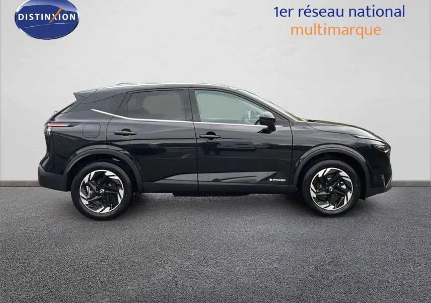 Profil côté gauche du Nissan Qashqai noir perle métal 2025 avec jantes bicolores et badge E-POWER visible.