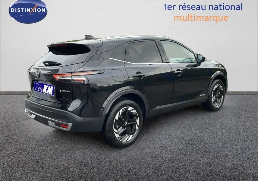 Nissan Qashqai noir perle métal en 3/4 arrière droit, avec jantes alliage et feux LED distinctifs.