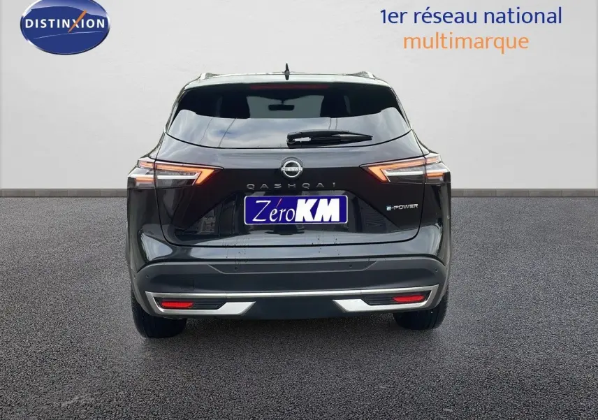 Vue arrière d'un Nissan Qashqai noir perle métal avec feux LED et badge E-POWER visible sur un fond neutre.
