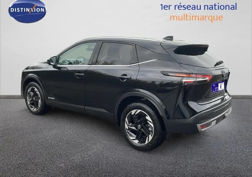 Nissan Qashqai noir perle métal en 3/4 arrière côté gauche, avec jantes alliage et feux LED distinctifs.
