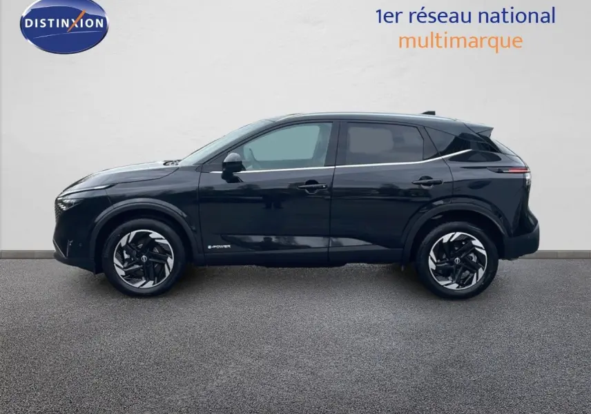 Profil droit d'un Nissan Qashqai 2025 noir perle métal avec jantes bicolores et toit noir contrasté.