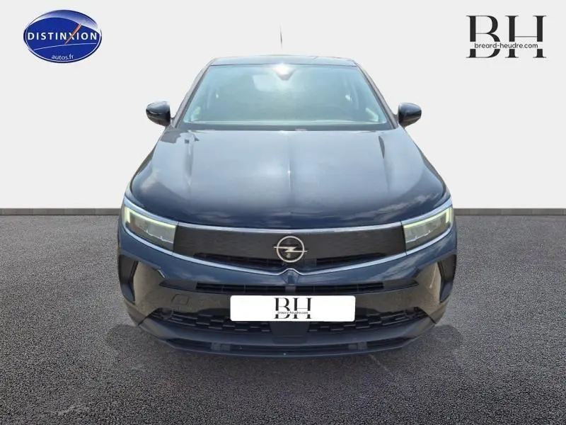 Vue de face d'un Opel Grandland 1.2 Turbo 130ch Design&Tech noir Karbon métallisé avec calandre noire et phares LED fins.