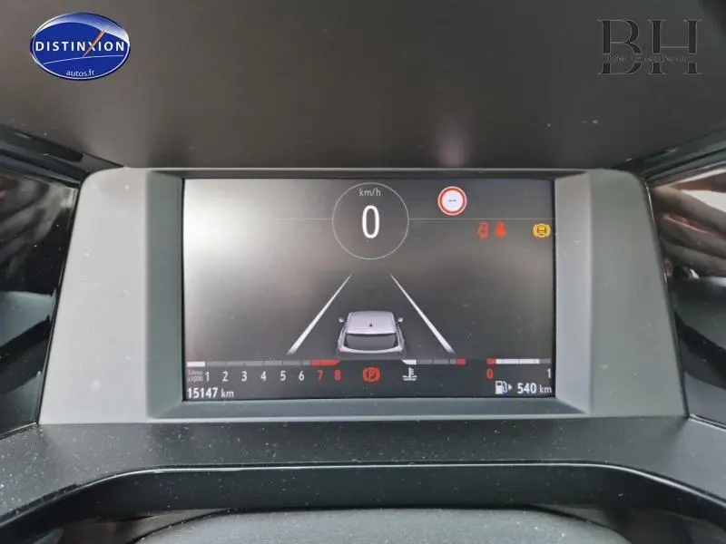 Affichage numérique du tableau de bord de l'Opel Grandland 2023 montrant la vitesse à 0 km/h et les alertes actives