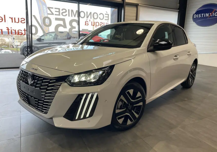 Peugeot 208 blanc okenite vue 3/4 avant droit, avec calandre noire et feux LED à signature verticale.