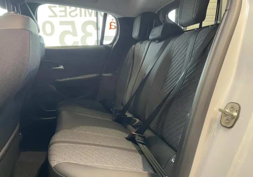 Vue intérieure côté droit de la banquette arrière tissu gris avec surpiqûres sur Peugeot 208 blanc okenite 2025.