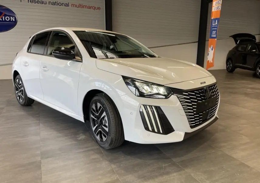 PEUGEOT 208 blanc okenite en 3/4 avant droit, avec calandre noire et feux LED à signature 3 griffes.