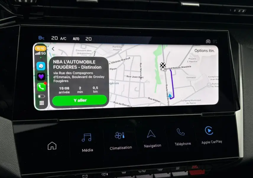 Écran tactile central du Peugeot 308 SW Hybrid 2025 affichant la navigation connectée avec interface Apple CarPlay.