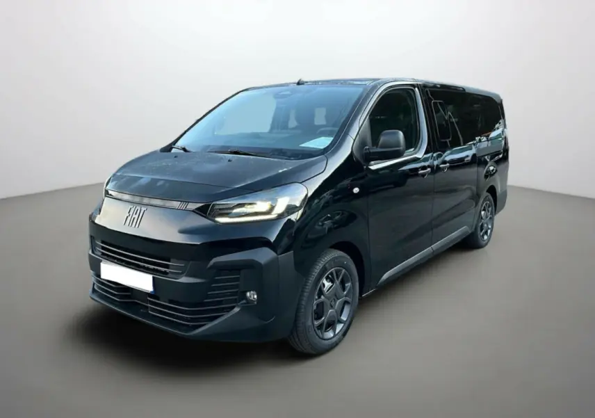 Vue 3/4 avant droite du FIAT Scudo Fourgon noir avec vitres surteintées et jantes tôle 17 pouces.