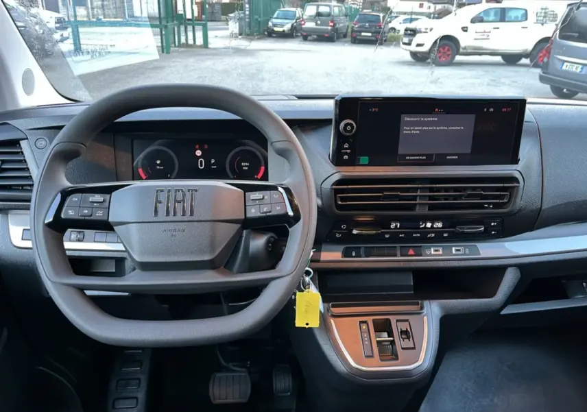 Vue intérieure frontale du tableau de bord et volant noir multifonctions du Fiat Scudo Fourgon 2025.