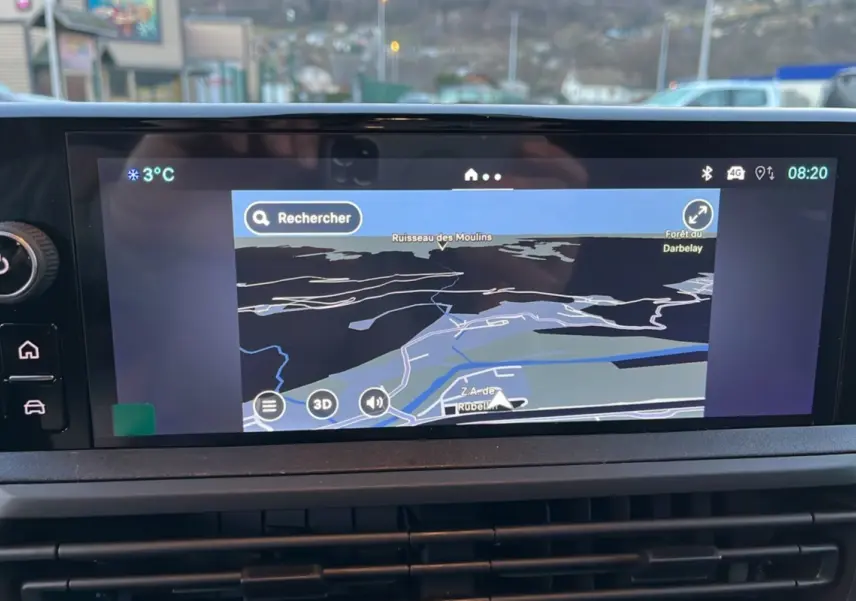Écran tactile central affichant la navigation GPS dans un Fiat Scudo Fourgon noir, vue intérieure frontale.