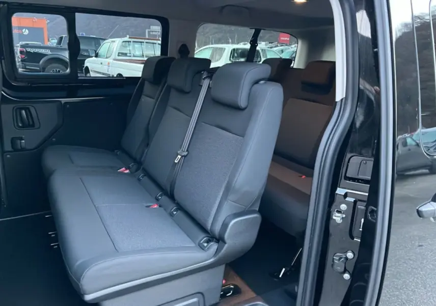 Vue intérieure côté droit du FIAT Scudo Fourgon noir 2025, montrant la banquette arrière 3 places et la porte coulissante ouverte.