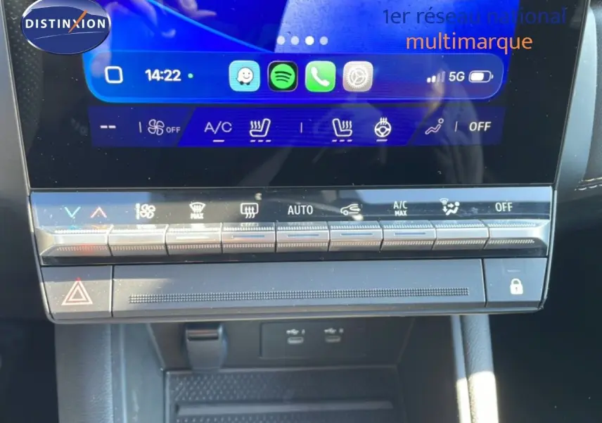 Gros plan sur la console centrale tactile et les commandes climatisation du Renault Symbioz noir étoile métal, vue intérieure.