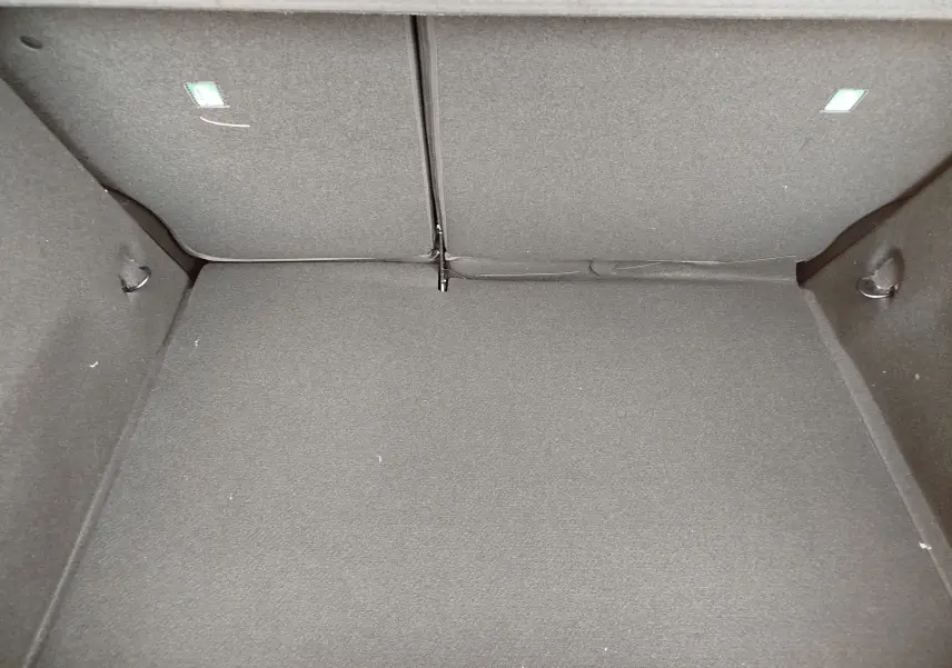 Coffre spacieux et propre de la Renault Clio TCE 90CH X-TRONIC Evolution 2025 en Rouge Flamme, vue intérieure.