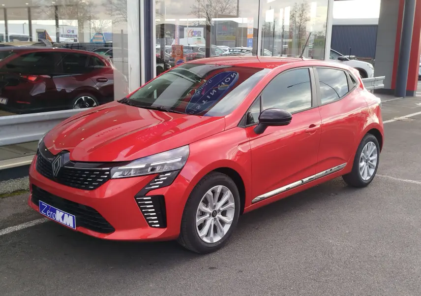 Renault Clio TCe 90ch X-Tronic Evolution rouge flamme vue 3/4 avant droit avec feux LED et jantes alliage.