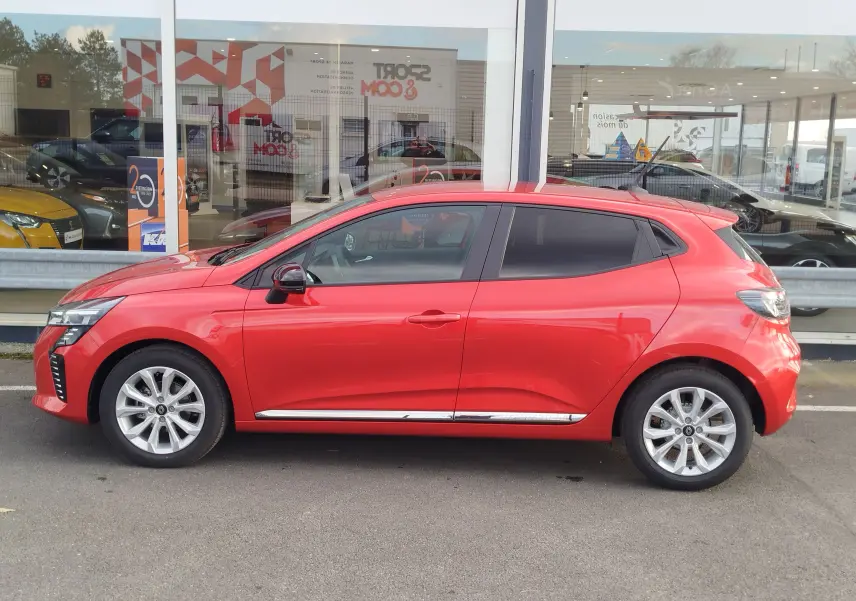 Profil côté gauche d'une Renault Clio TCE 90CH X-TRONIC Evolution rouge flamme avec jantes alliage et vitres teintées.