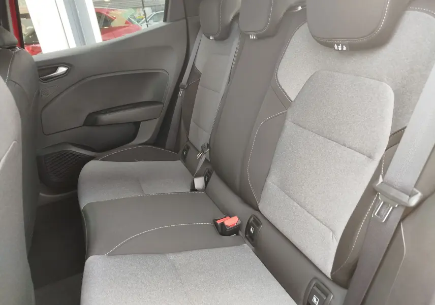 Vue latérale droite de la banquette arrière gris clair et noir avec ceintures et appuie-têtes de la Renault Clio 2025.