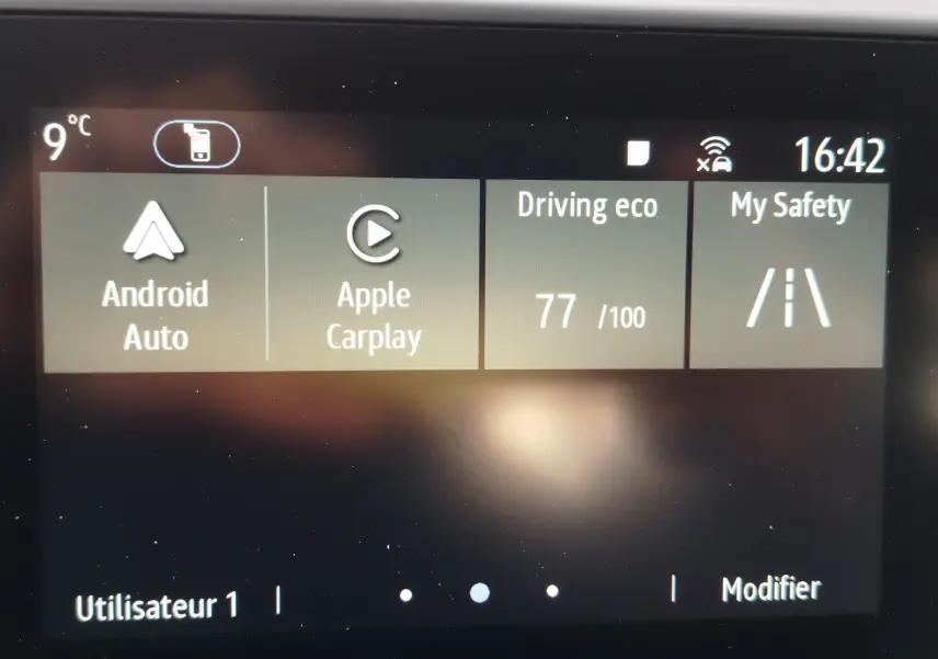 Écran central de la Renault Clio TCE 90CH X-TRONIC Evolution affichant Android Auto, Apple Carplay et score éco-conduite.