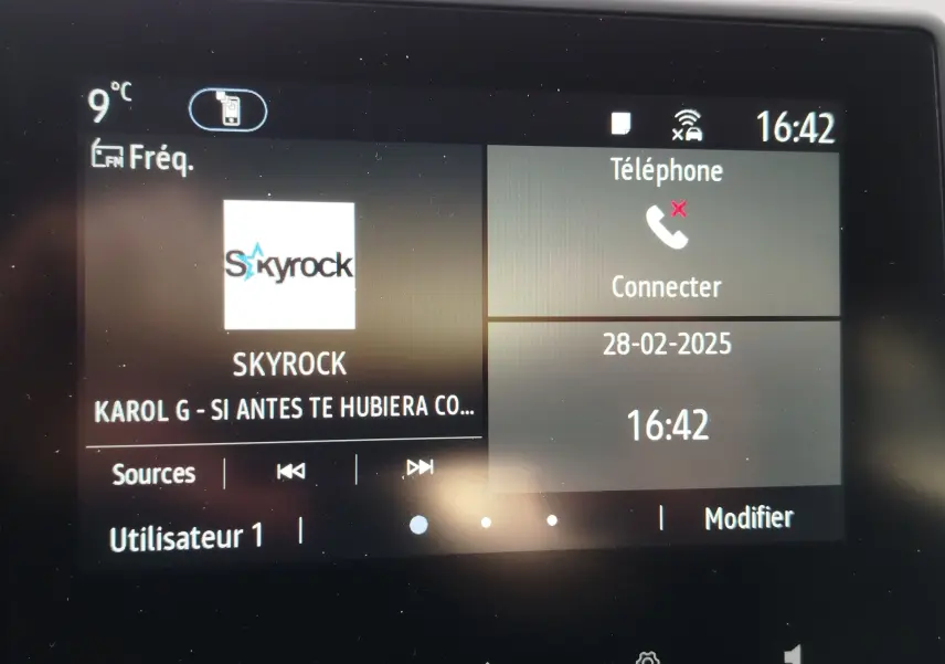 Écran central de la Renault Clio rouge flamme 2025 affichant la radio Skyrock et les options téléphone déconnecté.