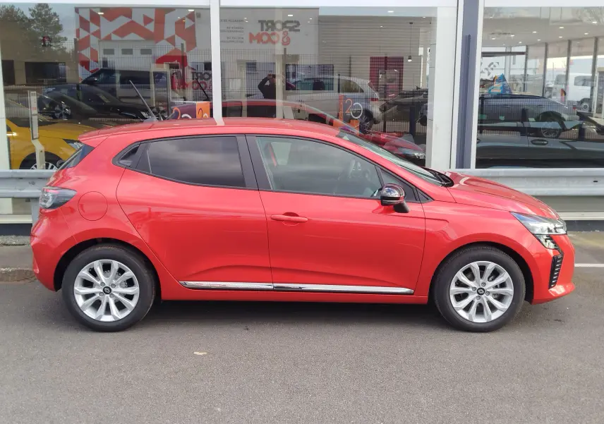 Profil côté gauche d'une Renault Clio TCE 90CH X-TRONIC Evolution rouge flamme avec jantes alliage et vitres teintées.