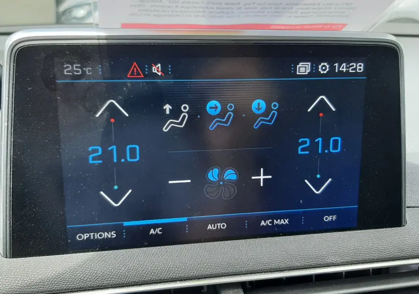 Écran tactile de climatisation affichant 21°C pour chaque côté dans l'habitacle d'un Peugeot 3008 gris 2020.