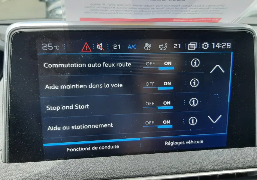 Écran tactile intérieur du Peugeot 3008 2020 montrant les réglages d'aides à la conduite avec interface moderne.