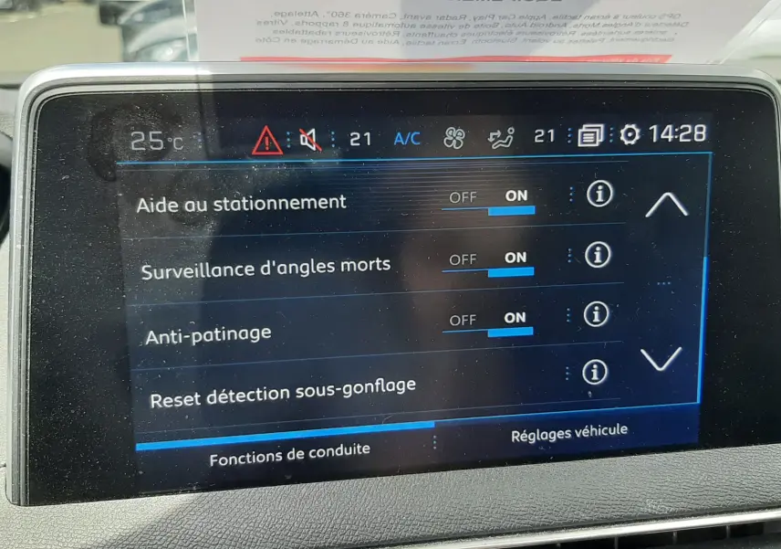 Écran tactile du tableau de bord du Peugeot 3008 2020 affichant les aides à la conduite activées.