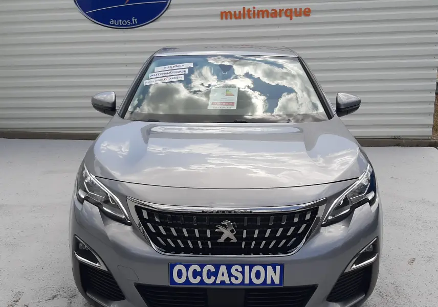 Vue frontale d'un Peugeot 3008 gris 2020 avec calandre chromée et plaque "OCCASION" visible.