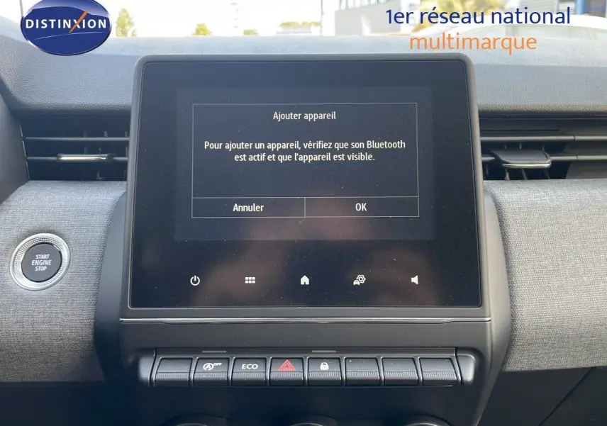 Tableau de bord de Renault Clio 2025 avec écran tactile central affichant l'ajout d'appareil Bluetooth.