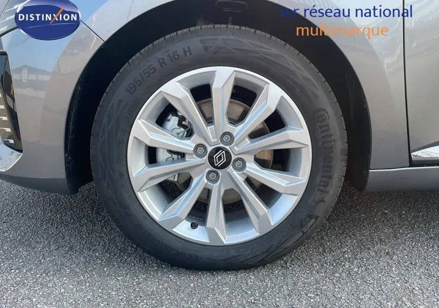 Gros plan sur la roue avant droite de la Renault Clio 1.5 DCI 100ch Evolution gris schiste métal avec jante alliage 16 pouces.