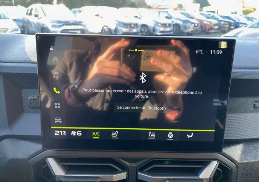 Écran tactile central du Dacia Duster 2024 affichant la connexion Bluetooth, avec tableau de bord noir mat.