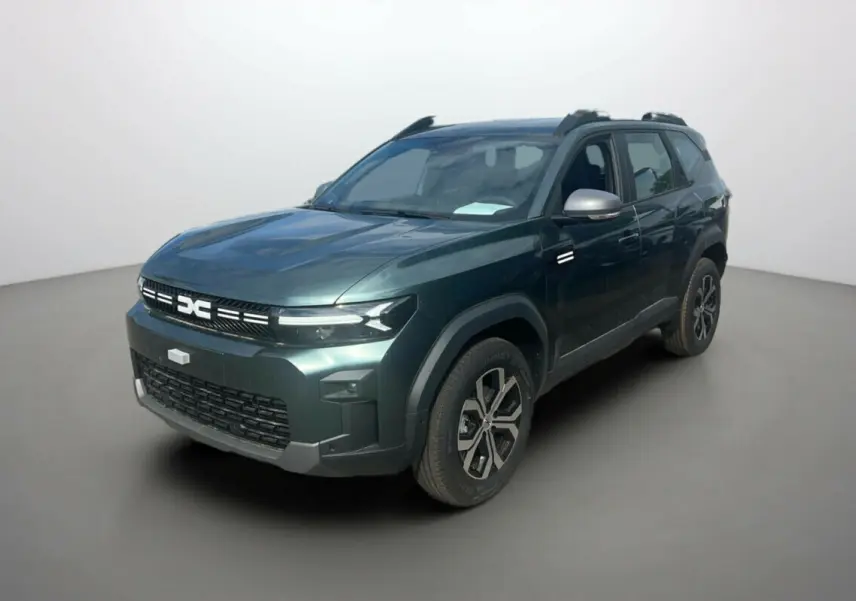 SUV Dacia Bigster vert cèdre vu en 3/4 avant droit, avec calandre moderne et jantes distinctives.