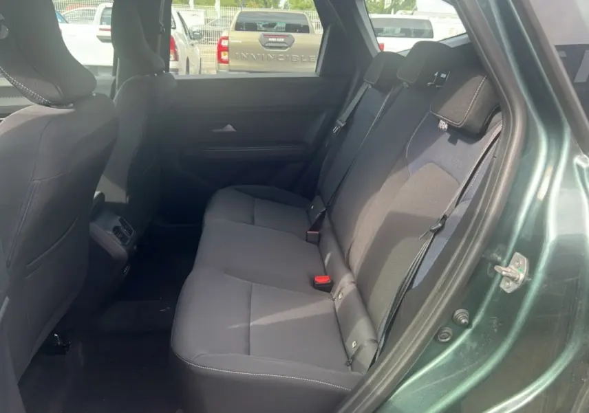 Vue intérieure montrant la banquette arrière du Dacia Bigster 2025 vert cèdre avec portes ouvertes côté droit.