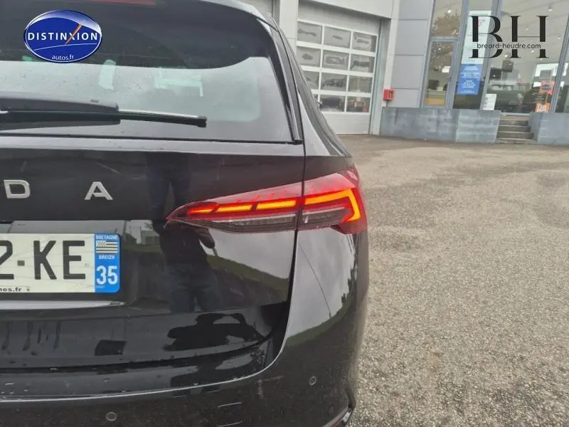 Feu arrière droit allumé d'une Skoda Octavia Combi noire Magic nacré, vue rapprochée arrière côté droit.