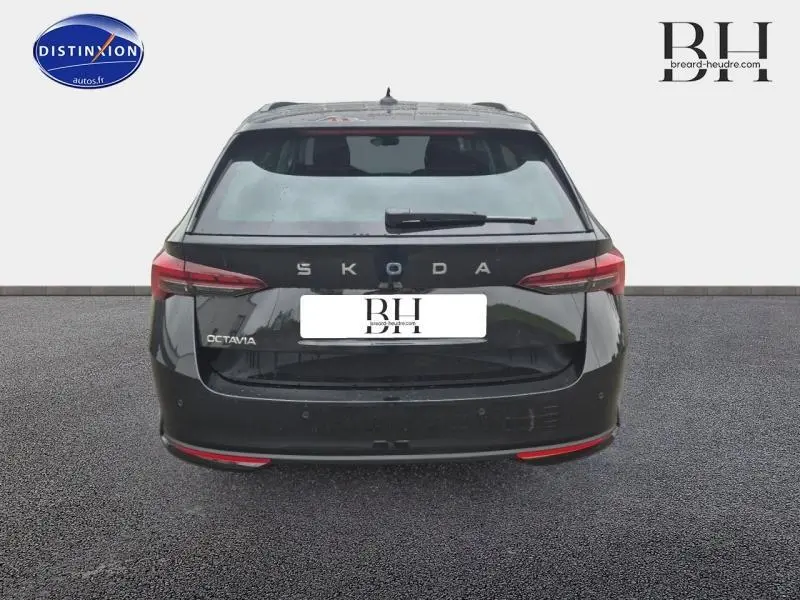 Vue arrière d'une Skoda Octavia Combi noire Magic nacré métallisée avec feux LED et logo SKODA visible.