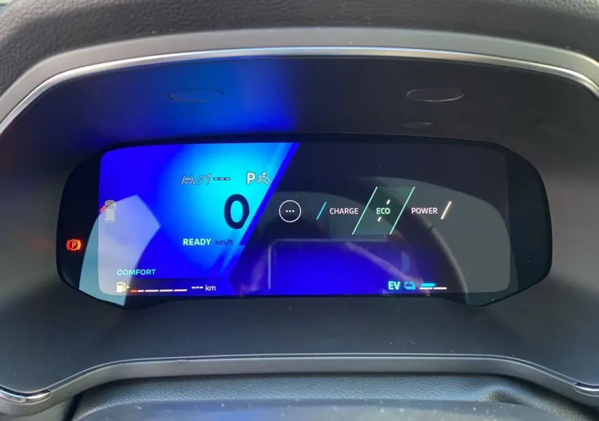 Affichage numérique du tableau de bord du Renault Symbioz noir, montrant l'indicateur de vitesse et modes de conduite.