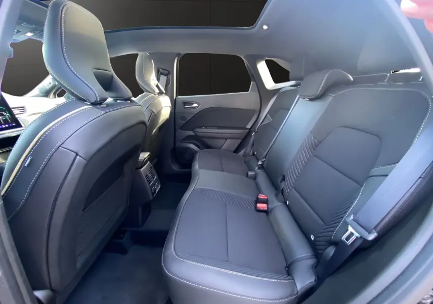 Vue intérieure côté droit sur la banquette arrière noire étoile du Renault Symbioz Iconic E-Tech Hybrid 2025.