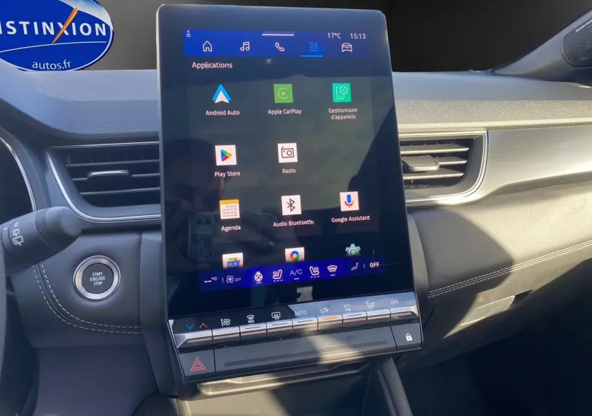 Écran tactile central avec interface Android Auto et Apple CarPlay dans le tableau de bord noir du Renault Symbioz Iconic E-Tech Hybrid 2025.