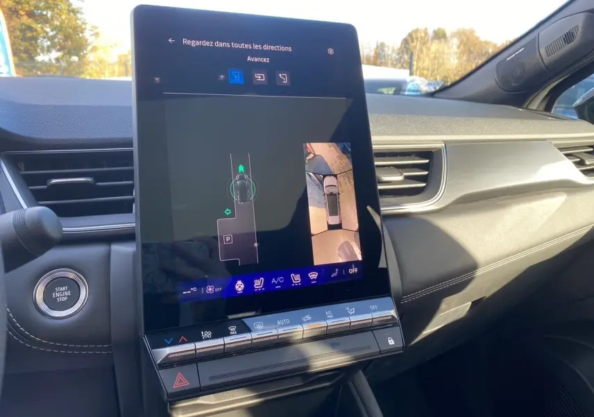 Écran tactile central affichant la caméra 360 dans l'habitacle noir étoile du Renault Symbioz Iconic E-Tech Hybrid 2025.