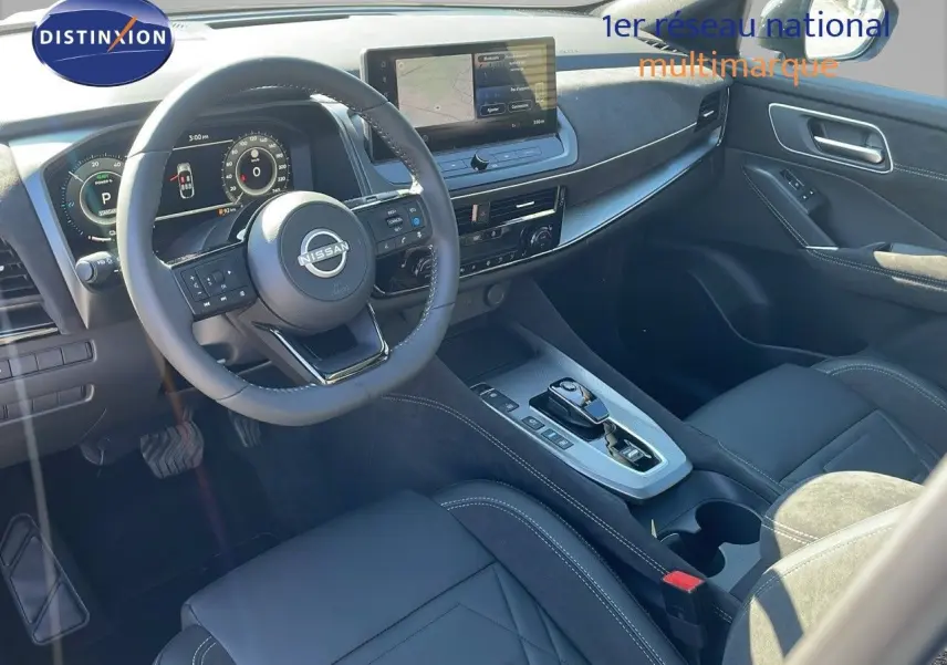 Vue intérieure côté conducteur du Nissan Qashqai 2025, tableau de bord moderne et sièges en cuir noir.