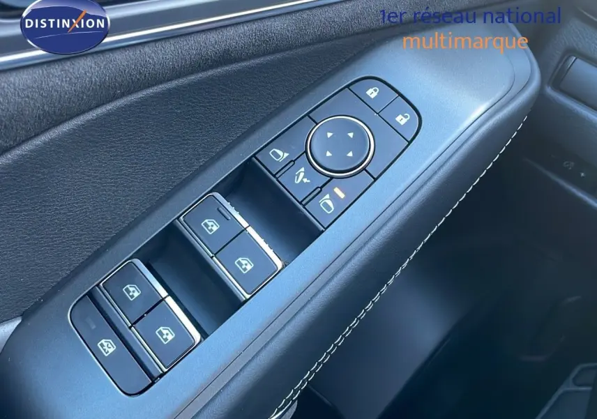 Panneau de commandes des vitres et rétroviseurs côté conducteur en cuir noir sur Nissan Qashqai 2025 gris céramique.