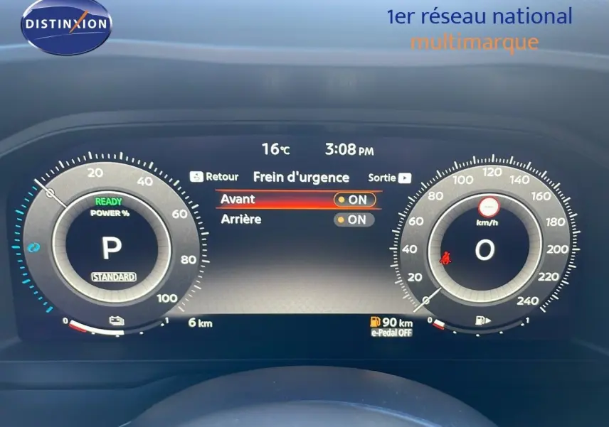 Tableau de bord numérique du Nissan Qashqai 2025, affichant la vitesse, la puissance et le frein d'urgence activé.