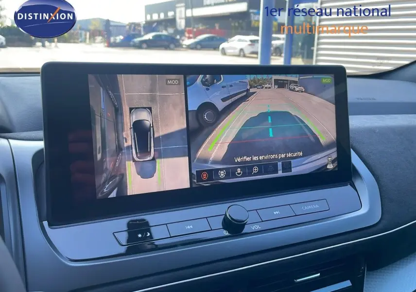 Écran central du Nissan Qashqai 2025 montrant la caméra de recul et la vue à 360° en stationnement.